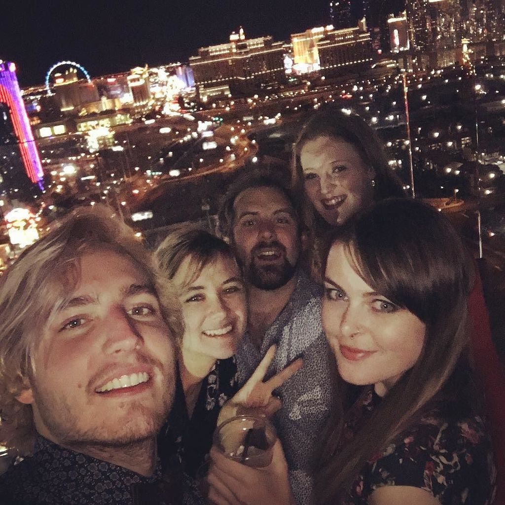 EstebanLainezM's tweet photo. The ghost bar low Vegas ✌️✌#grandsouthern #contiki #noregrets #contikibraden #drinking #losvegas #night #drink #dan… https://t.co/ZaIDTlrKIG