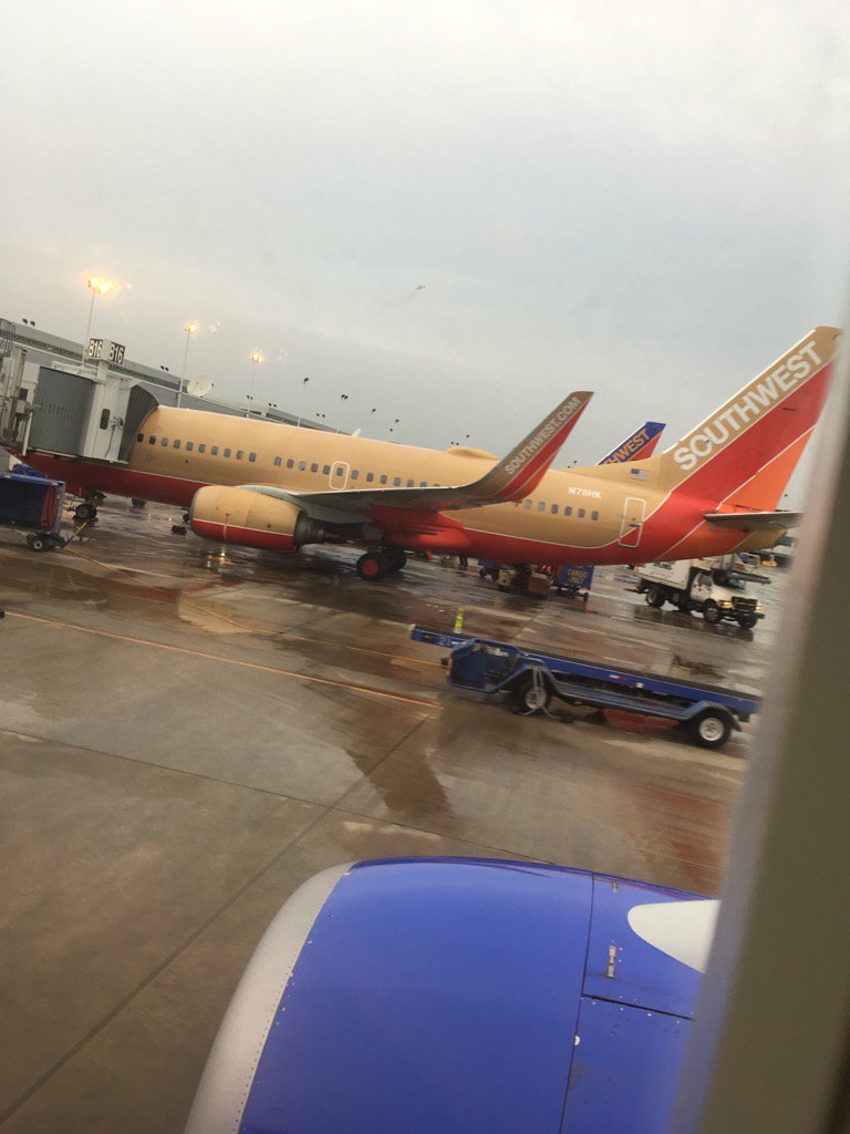 bobfescoe's tweet photo. Holy retro @SouthwestAir plane https://t.co/g13IHxnCQn