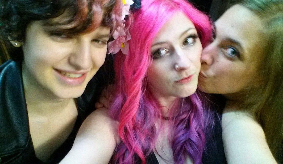 MekareDaray's tweet photo. #TBT to a hilarious selfie galore with the lovely @onfireScarlett &amp; @bellacriedwolf at #HSCXII 😘 💕 https://t.co/q0zcF5SlZE