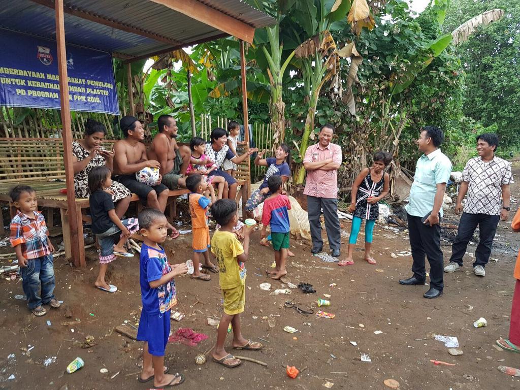 Bersama <a href="/mohsyarief08/">Mohammad Syarief</a> selaku <a href="/cmtujungpandang/">Camat Ujung Pandang</a> menyapa warga cc: <a href="/DP_dannypomanto/">Danny Pomanto</a> <a href="/BersihMakassar/">MAKASSAR BERSIH</a>