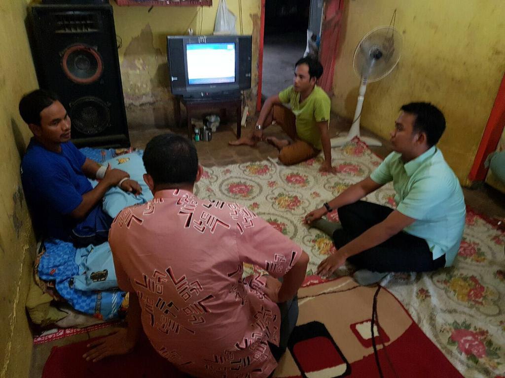 Bersama dengan bapak <a href="/mohsyarief08/">Mohammad Syarief</a> selaku <a href="/cmtujungpandang/">Camat Ujung Pandang</a> menjenguk salah satu petugas kebersihan yg sedang sakit