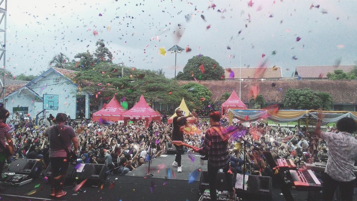 nidji's tweet photo. Terimakasih Keluarga Besar SMAN 1 Cianjur, udah bersenang² &amp; seru²an bareng NIDJI. @SpectaElfaca #SpectaElfaca2016 https://t.co/fMsdBF5kMZ
