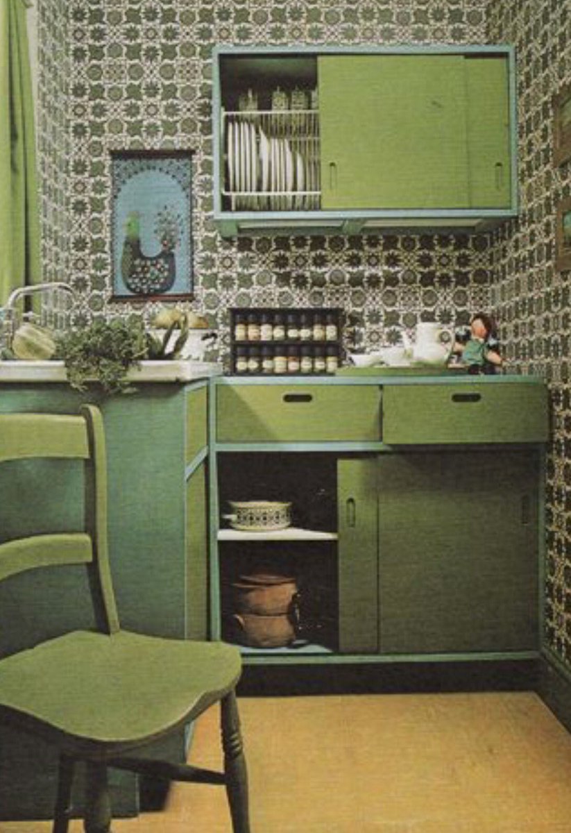 Have a look at this 70s kitchen, tweet us some pictures of old school kitchens for #ThrowbackThursday #avocado #dsj