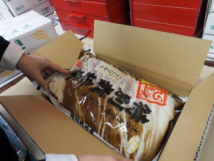FurukawaFarm's tweet photo. 先日、高島屋様頒布会のお品を発送いたしました。ふるかわ農園のお米は日、一日と熟成してまいります。夏から秋にかけて一番美味しい時期となります。
楽しみにお待ちください。#米 #玄米 
#福島 #農薬不使用 https://t.co/WeJHiPMks9
