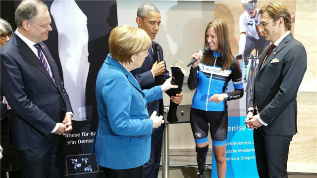 Barack Obama und Angela Merkel interessieren sich für 3D-gedruckte Prothese. autode.sk/1VUnHc7