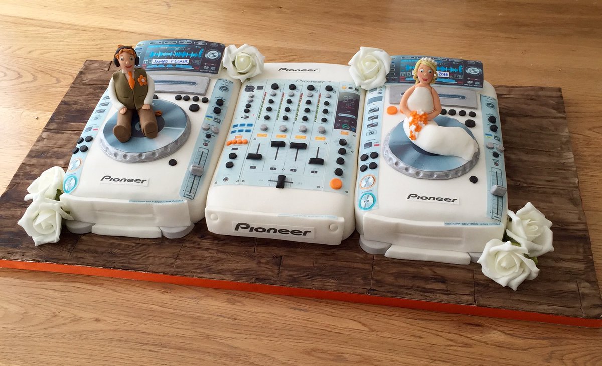 ClaireTayls's tweet photo. #wedding cake #DJ #decks @CakeMasters @PioneerDJglobal @mycakedeco https://t.co/jBryq0NRFo