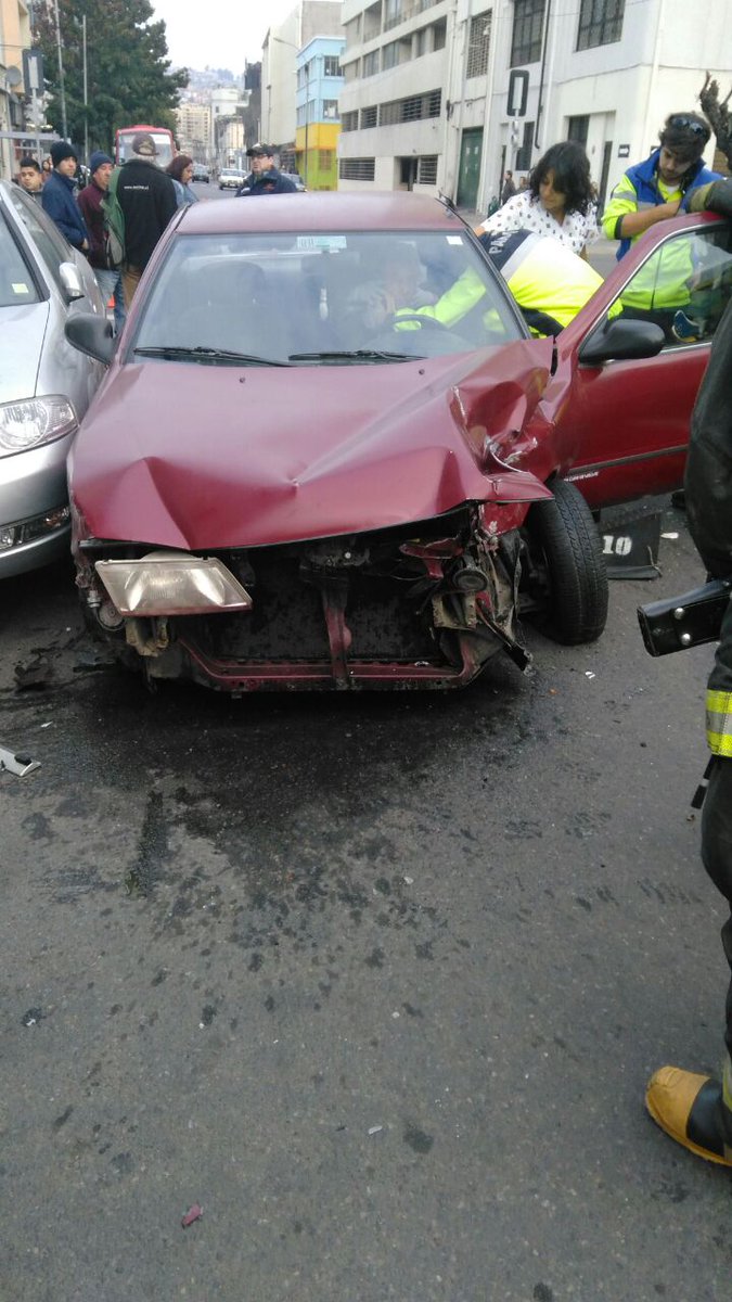 NoticiasValpoEx's tweet photo. Imágenes  rescate Vehicular Yungay  con Francia https://t.co/0sxyiKrRWK