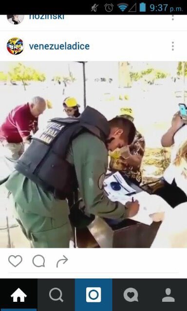 AkiTaLoTuy0's tweet photo. ¡Al Fin uno con bolas! ¡Uniformado y firmando!#MaduroRenuncia #MaduroPaFueraVas https://t.co/h47Hd3HYV9