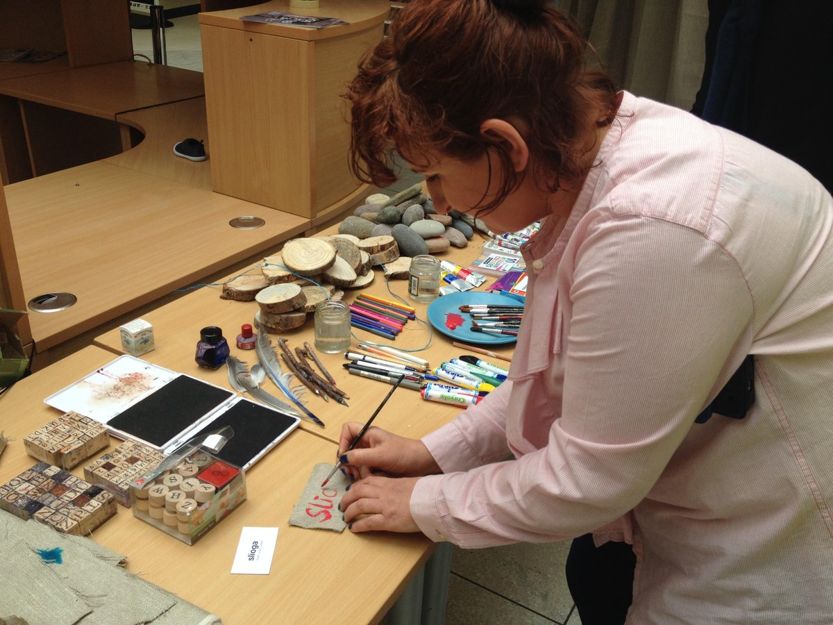 drogartsfest's tweet image. @Highlanes director #AoifeRuane giving the first word of the #Festival in Manchán Magan's #GaeilgeTamagotchi #DAF16