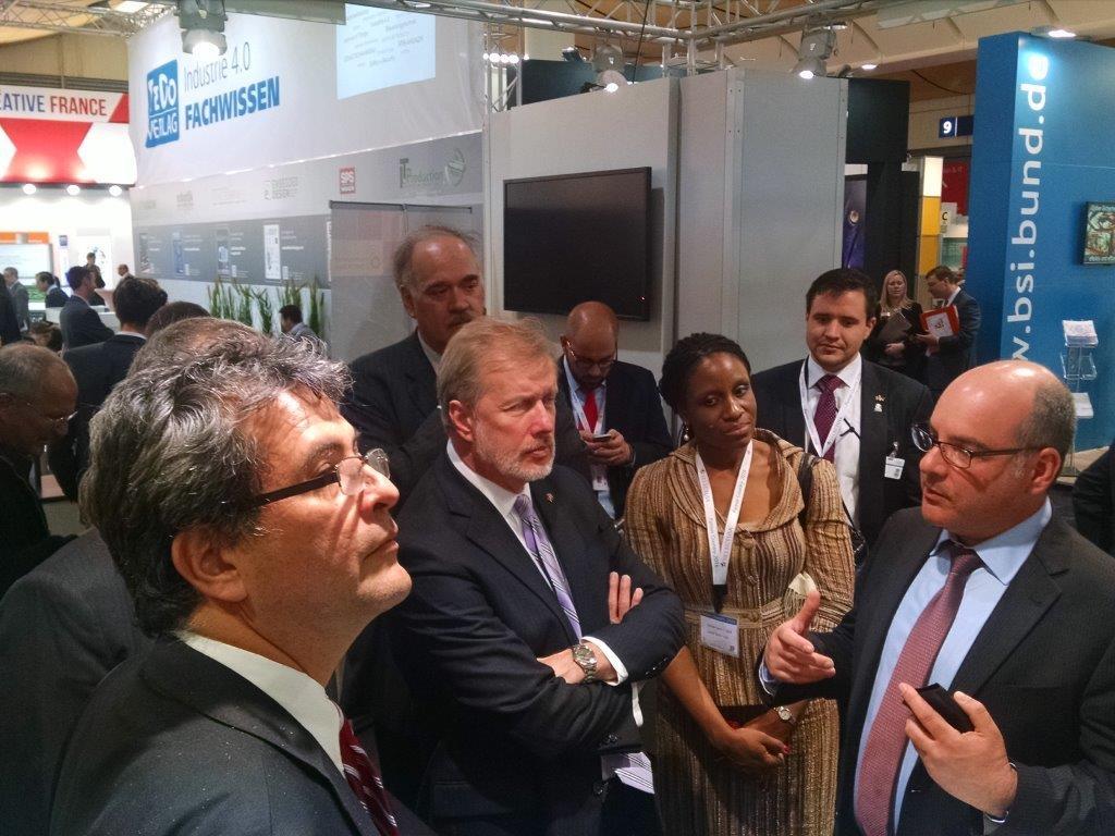 deviceWISEM2M's tweet photo. Enjoying a visit with @DepSecAndrews at the @IIConsortium partner pavilion. #HM16 https://t.co/bn9RqSjXqi
