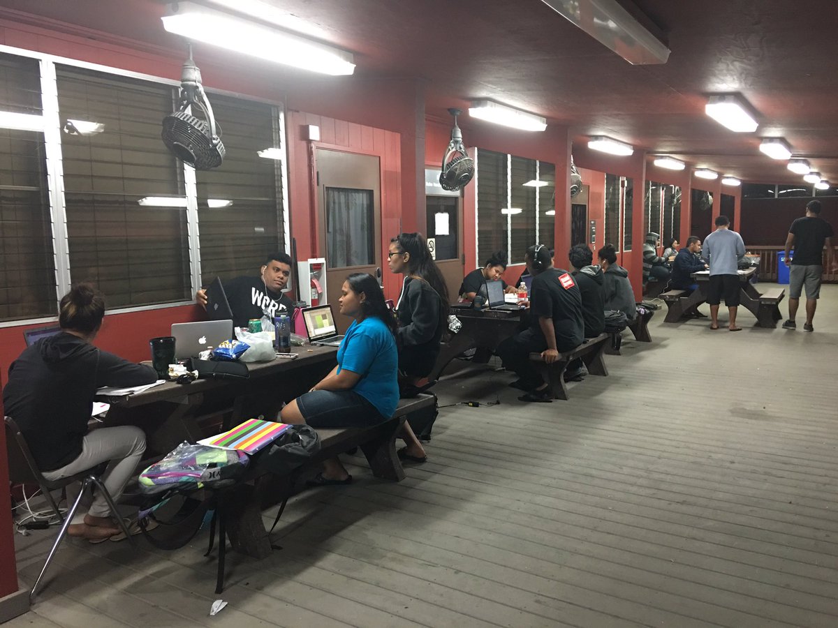 yangsta97's tweet photo. It's 2:00 am and we Micros in Hilo just trying to get a degree. All the islands here too #PreHellWeek π«π²π²ππ΅πΌ https://t.co/Nq0RKcLdFh