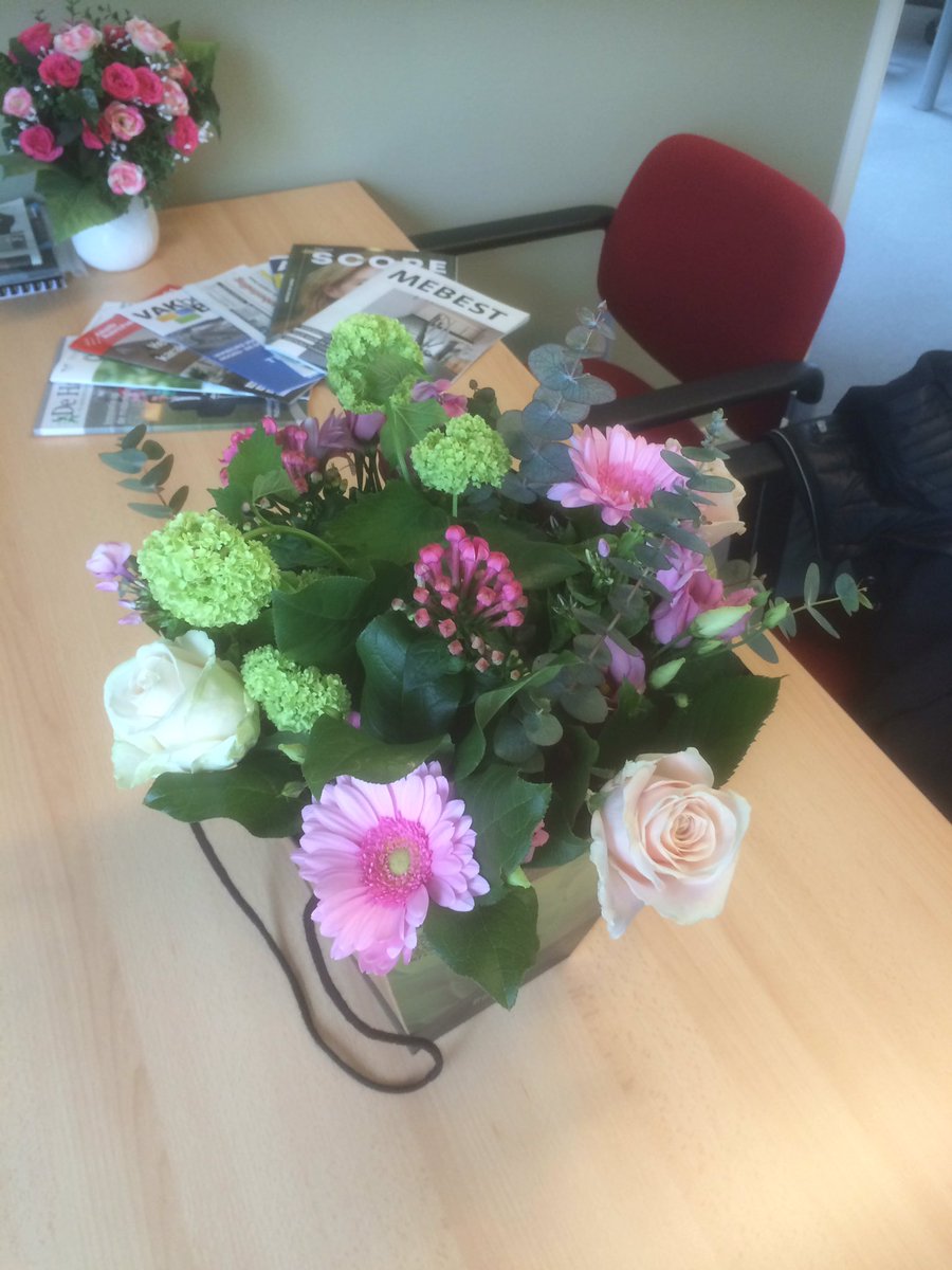 prostuc_r's tweet photo. @Polichlo : Bedankt voor de mooie attentie voor de trouwerij van @SamCarels en @RemonKars https://t.co/wG4WGVgIll