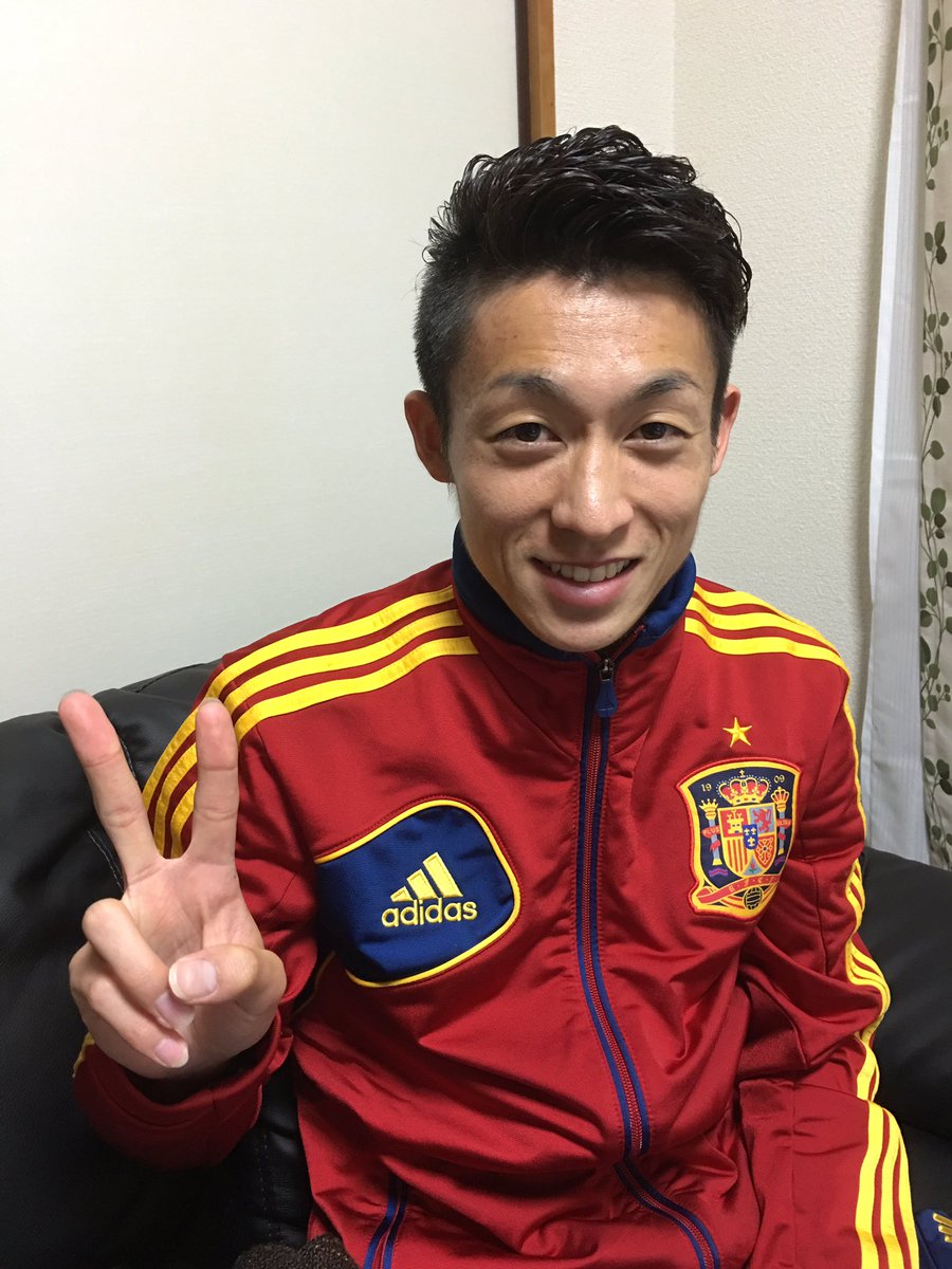 Jo Fukuda 福田 穣 こんな感じの髪型でーって今まではお願いしてて スポーツマン的な感じで って言ってたけど 福岡に来て 新しい美容室で写真見せて切ってもらったら ロイスとか山口蛍みたいな感じになっちゃった º º 会社的に大丈夫か これ