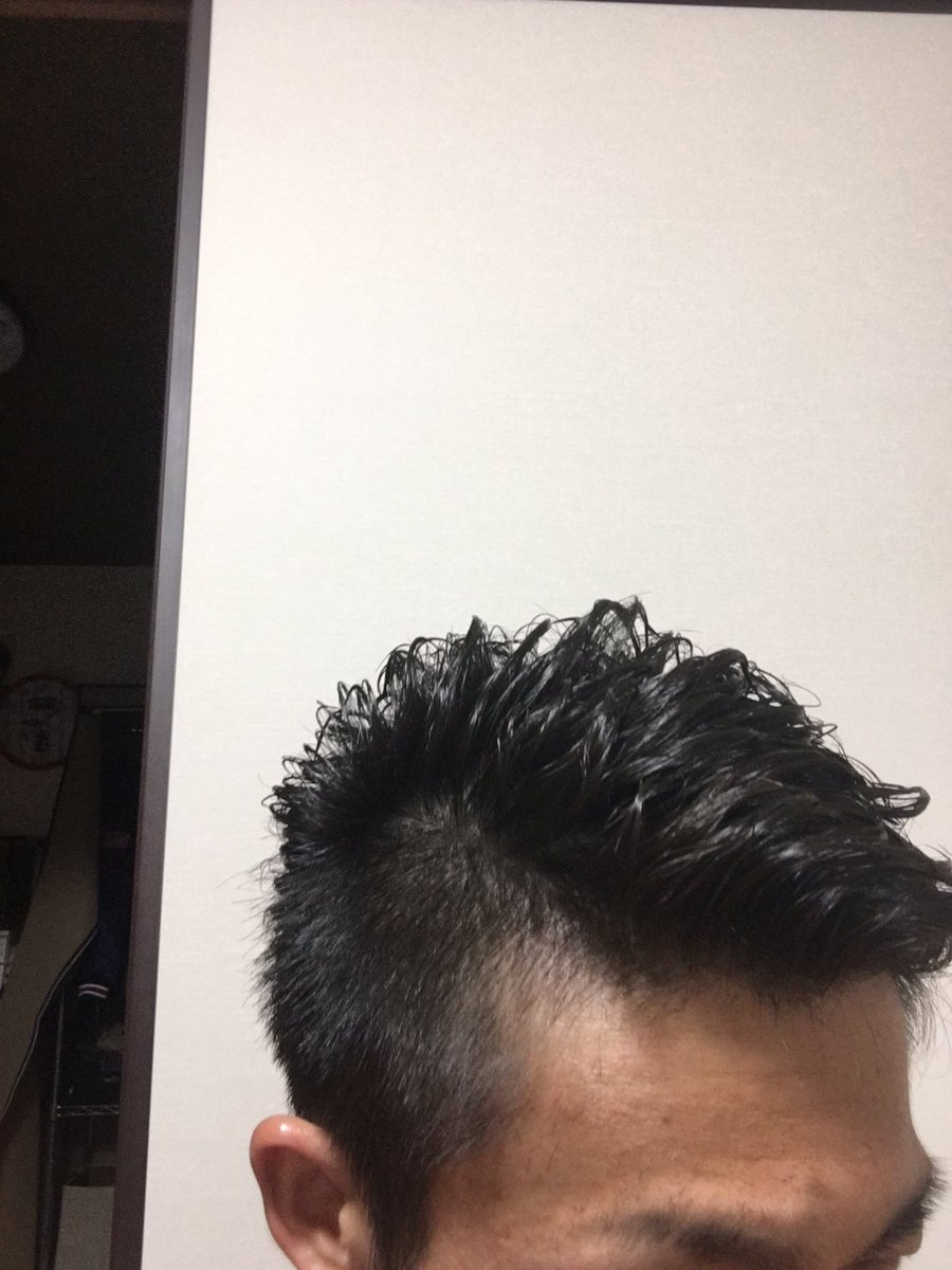 Jo Fukuda 福田 穣 こんな感じの髪型でーって今まではお願いしてて スポーツマン的な感じで って言ってたけど 福岡に来て 新しい美容室で写真見せて切ってもらったら ロイスとか山口蛍みたいな感じになっちゃった º º 会社的に大丈夫か これ