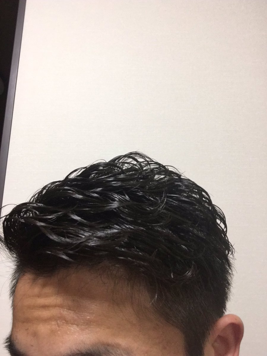 Jo Fukuda 福田 穣 こんな感じの髪型でーって今まではお願いしてて スポーツマン的な感じで って言ってたけど 福岡に来て 新しい美容室で写真見せて切ってもらったら ロイスとか山口蛍みたいな感じになっちゃった º º 会社的に大丈夫か これ