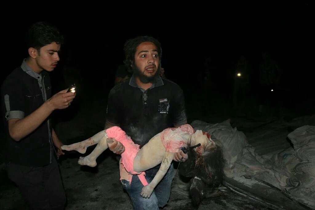 Lamento la dureza de la imagen. Pero se están bombardeando hospitales en Siria. Alepo, hace unas horas <a href="/sakirkhader/">Sakir Khader</a>