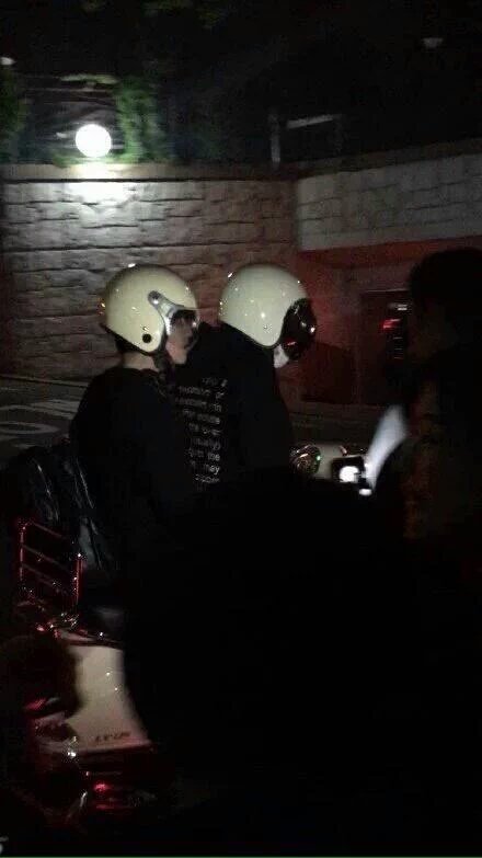 baeconee's tweet photo. ChanBaek evryone😭😭😍 https://t.co/y61gptxTPE