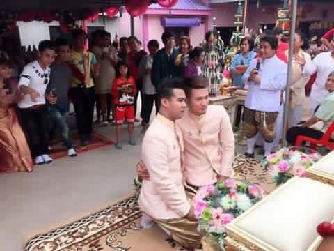 iloveyouIPOH's tweet photo. Cantik baju pengantin. Cantik pelamin. eh eh Jilakenya hm. Gay gay kat malaysia jangan berangan nak tiru eh. https://t.co/dHKsCOsX7e