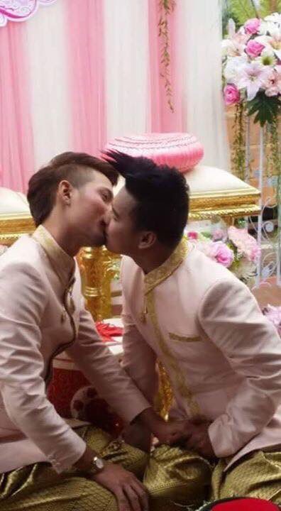 iloveyouIPOH's tweet photo. Cantik baju pengantin. Cantik pelamin. eh eh Jilakenya hm. Gay gay kat malaysia jangan berangan nak tiru eh. https://t.co/dHKsCOsX7e