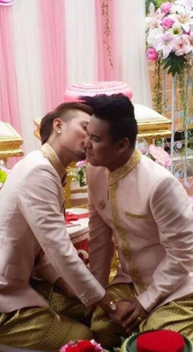 iloveyouIPOH's tweet photo. Cantik baju pengantin. Cantik pelamin. eh eh Jilakenya hm. Gay gay kat malaysia jangan berangan nak tiru eh. https://t.co/dHKsCOsX7e