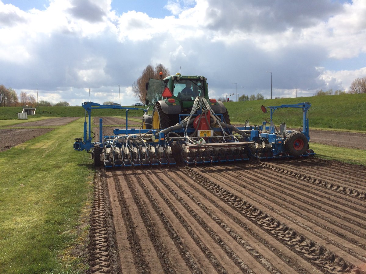 heyboerbv's tweet photo. Vanmorgen op de valreep uien gezaaid op proeven platform. https://t.co/l3bVidOcXy