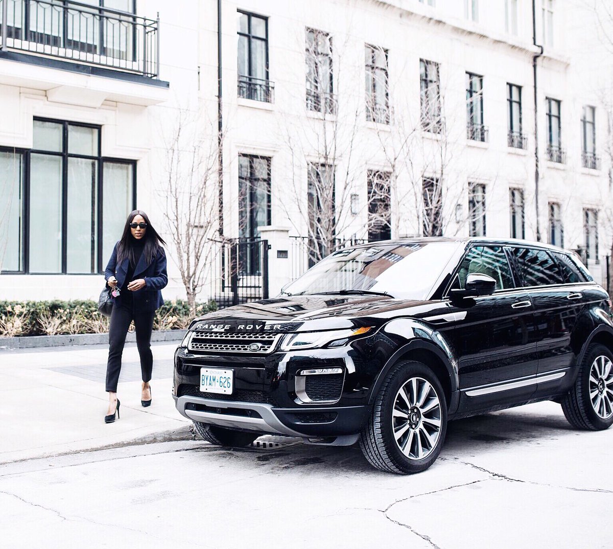 The compact SUV that's big on value. Here's the skinny on .@LandRoverCanada's 2016 Evoque bit.ly/1QATXIM