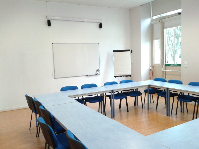 le9bis's tweet photo. Besoin d'une #salle de 37m² pr votre #seminaires la semaine prochaine à #dijon ?Celle-ci est libre dès demain aprem https://t.co/9Vx5r6A1cD
