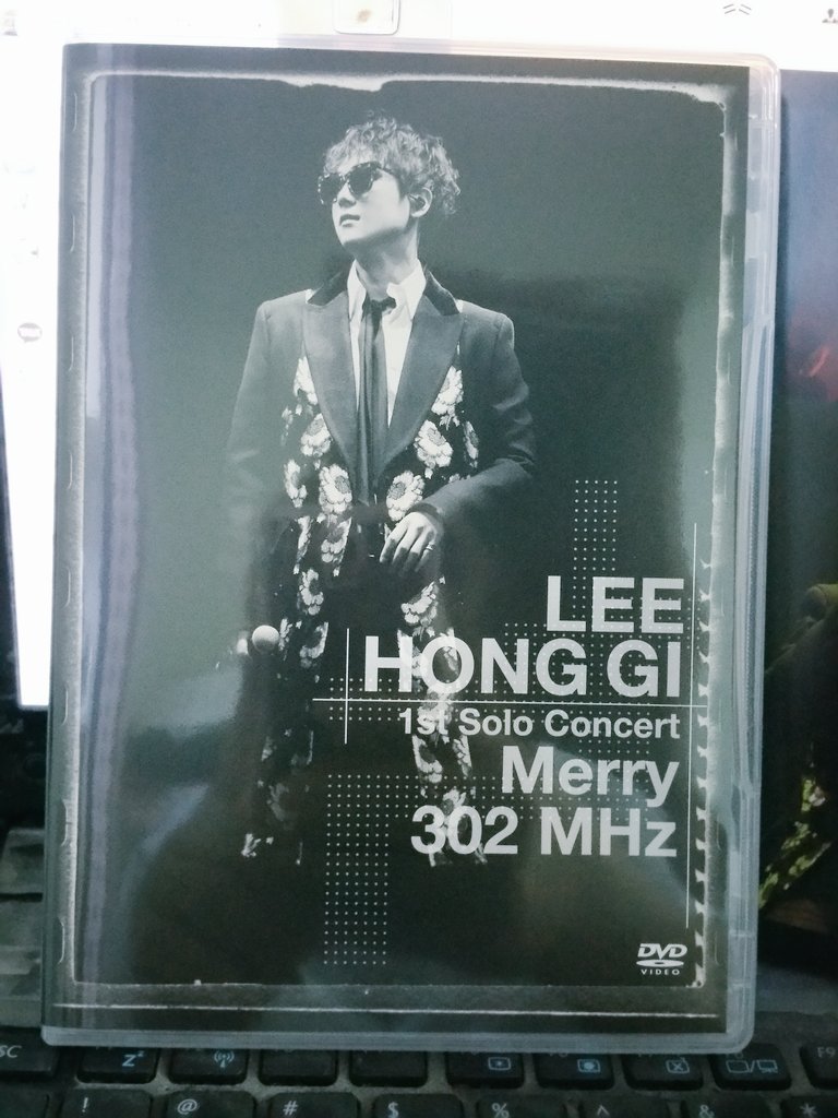 Lliza03's tweet photo. Received! 🙌 #leehongki #merry302mhz #dvd norm edition https://t.co/c7yKHs1R3m