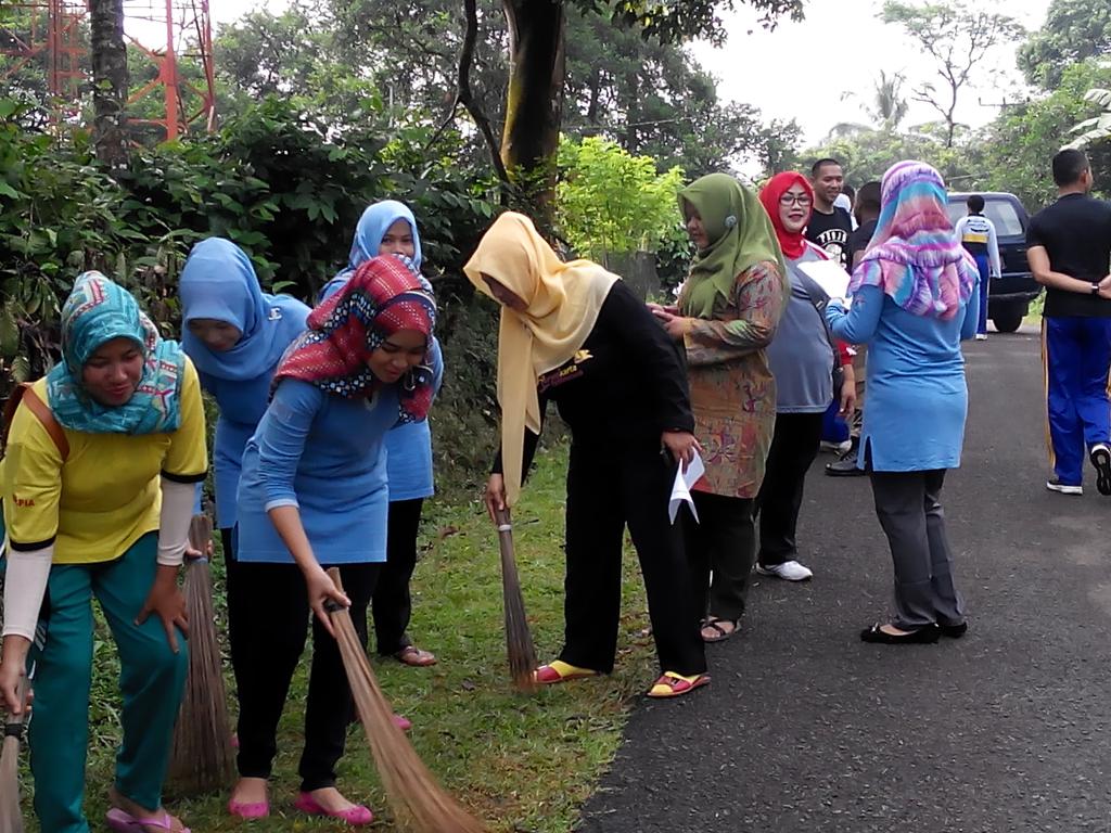 KecCibatu's tweet photo. Arisan gotong royong K3 &amp; sosialisasi pengelolaan sampah dari BLH di desa Wanawali  Cibatu @DediMulyadi71 @HumasPWK https://t.co/jpNEl7NAvi