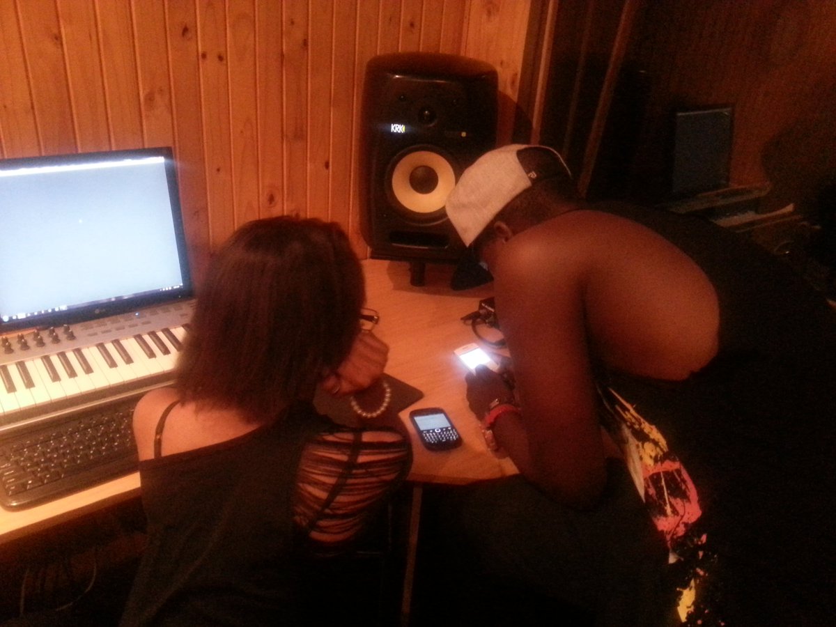 Klorokilla's tweet photo. #TBT: @naommi_rocha & @blaze_newjoint0 ha cerca de 3 anos a trabalhar no album #TXOVA no outrora #MukheruStudios. https://t.co/UgUucdJAo5