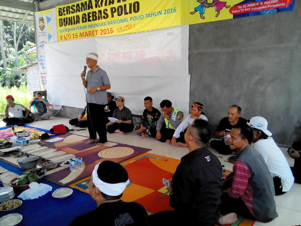 KecCibatu's tweet photo. Arisan gotong royong K3 &amp; sosialisasi pengelolaan sampah dari BLH di desa Wanawali  Cibatu @DediMulyadi71 @HumasPWK https://t.co/jpNEl7NAvi