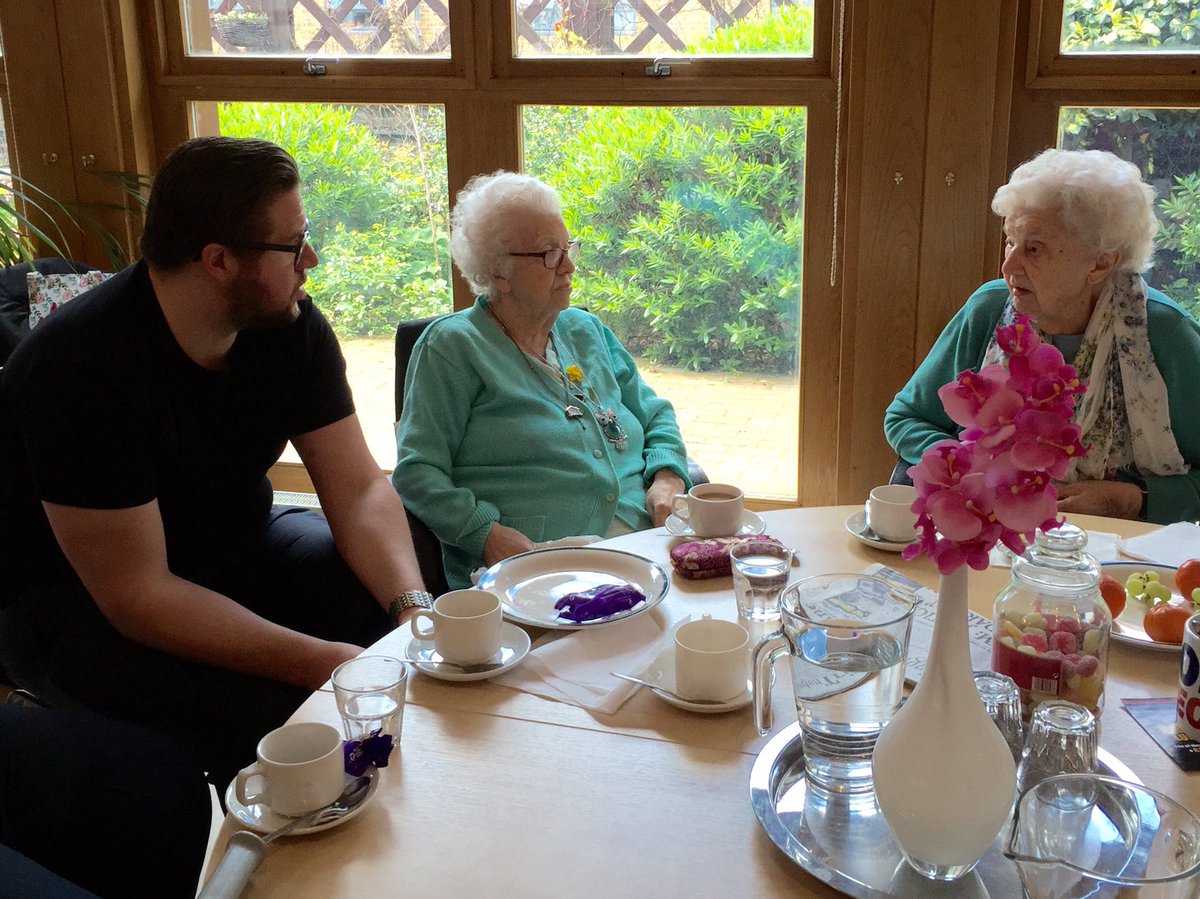 NorthLDNCares's tweet image. Joan and Norma have swapped stories with Paul over a cuppa. Soon we'll be getting creative with @RootlessGarden...