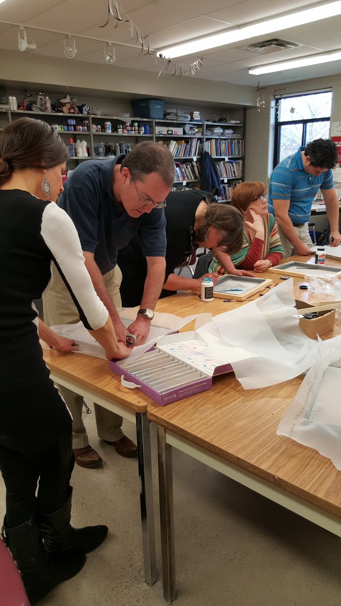 <a href="/jmdevries23/">Jonathan DeVries</a> @DavidKGrills <a href="/LHordyk/">lamar hordyk</a> Teachers can be students too! #silkscreen #geekoftheweek #whyHDCH