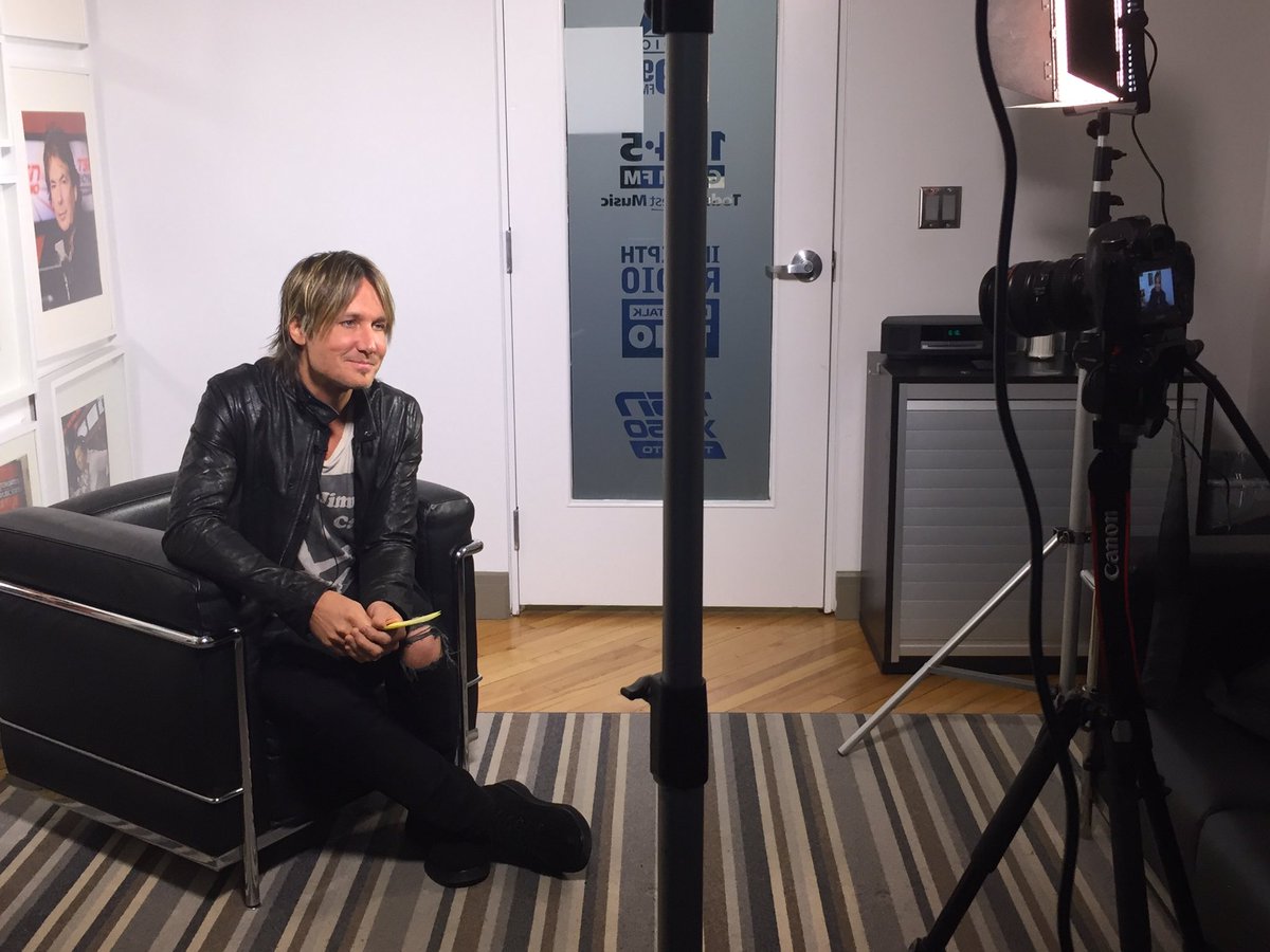 Country_Voice's tweet photo. Guess who's currently answering YOUR questions?? #KeithUrban 👏🙃 Stay tuned for the video, coming soon!! #KeithInTO https://t.co/bKbw6neyCA