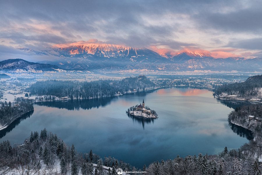 500px's tweet image. How to Photograph the Iconic Lake Bled Like A Local: goo.gl/MbV91n #travel #tips