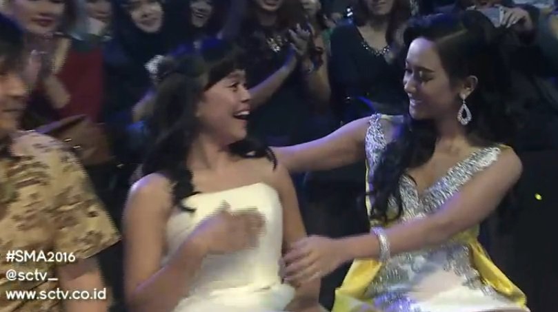 SCTV's tweet photo. selamat untuk @Lesti_Jenong_DA menang kategori penyanyi dangdut wanita paling ngetop #SMA2016 https://t.co/lOkTz9fbKV