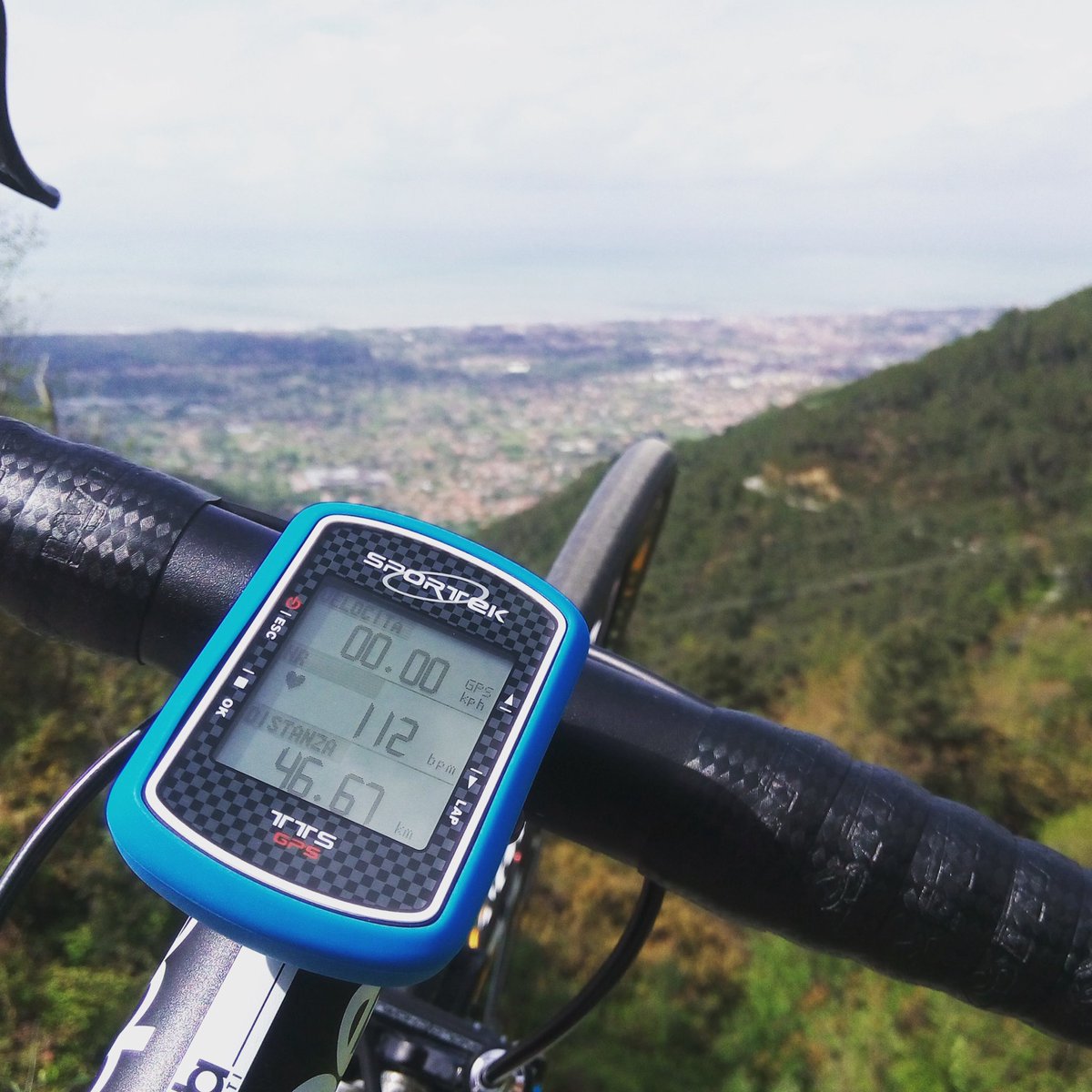 SPORTEKITALIA's tweet photo. Non importa essere un pittore, ma semplicemente #ciclista 🚴😊 #bici #salite #paesaggio #primavera https://t.co/VfxCMnmHjV