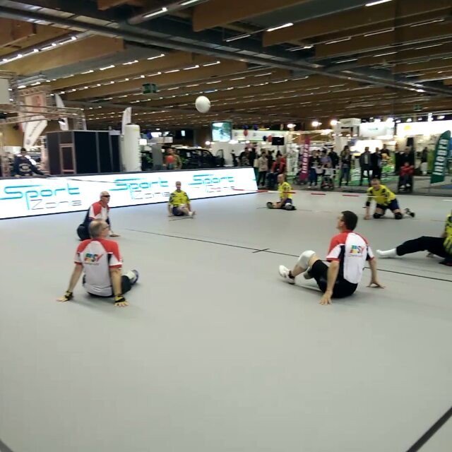 mabacher's tweet photo. Auch ohne Beine muss man nicht nur im Rolli sitzen #sitzball #integra Watch #Instavideo:https://t.co/mBbpIdqo8b https://t.co/oFkqkdDNr2