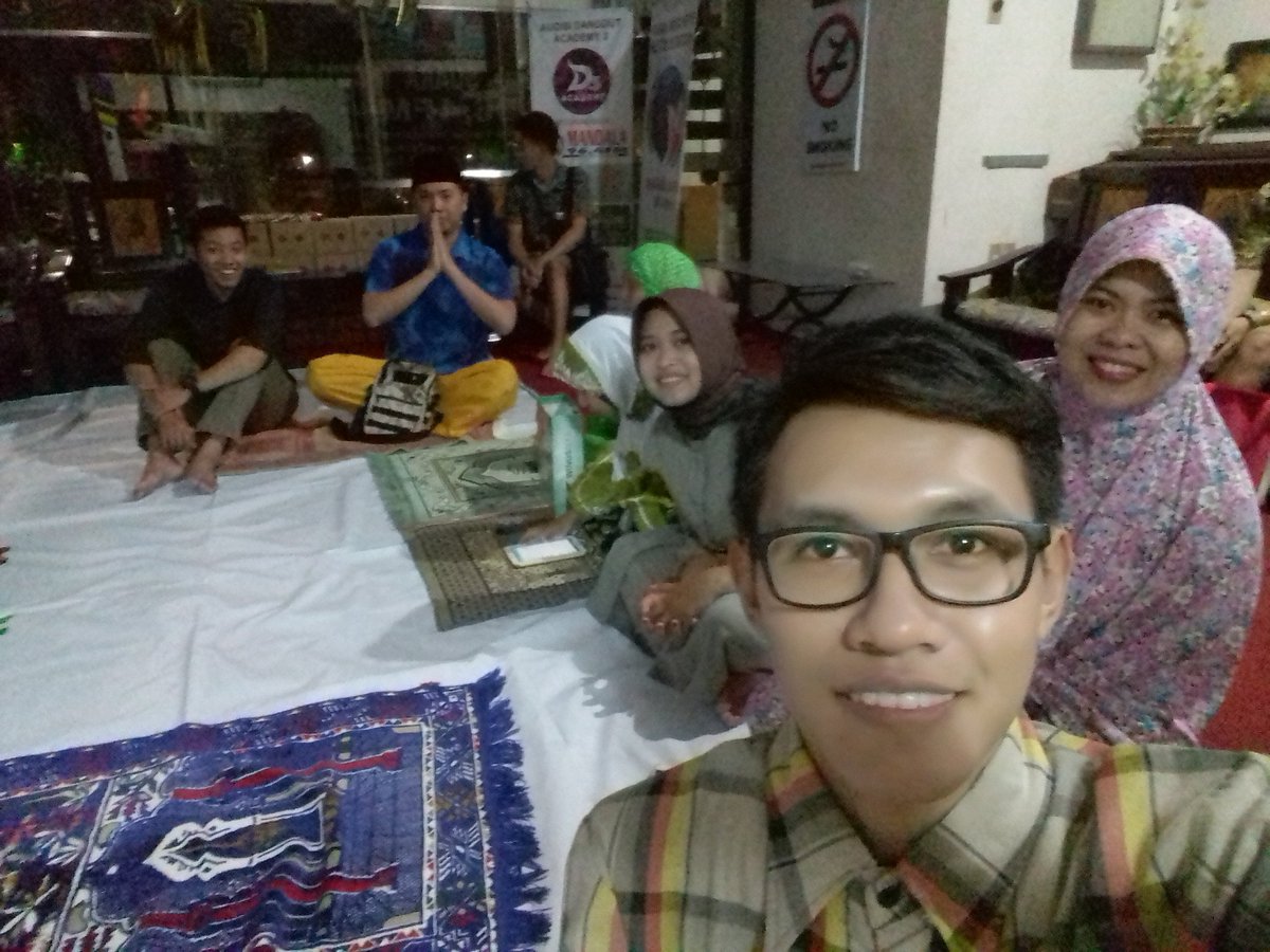 dulzmuhammad's tweet photo. Love with this 2nd family 😙😍😚😍 @Mandala964FM @anggieamanda9 @Dyna_Nice @ben_subrata https://t.co/AVVioyEwY0