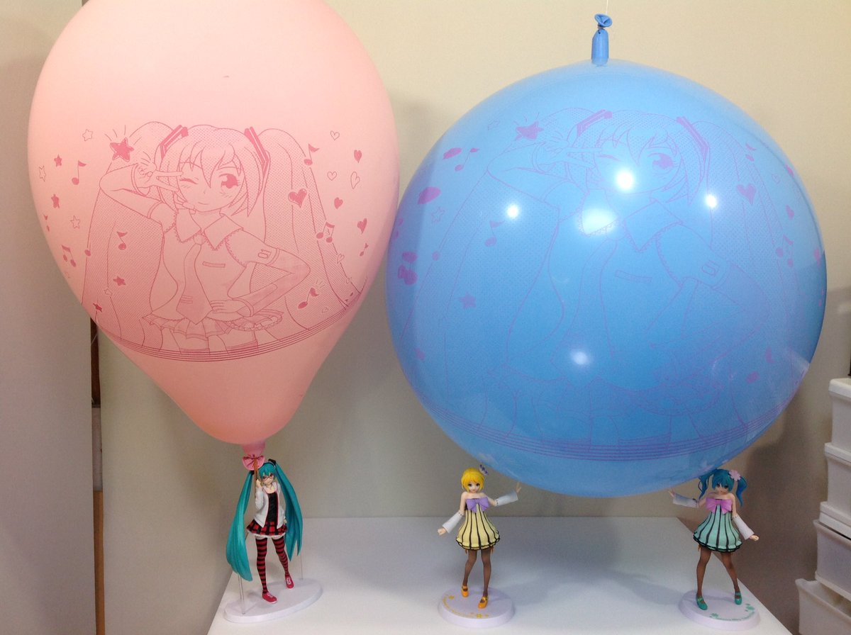 せいらさん工房 いちごパフェちゃん風船販売受け付け中 ちなみに ネックアップ でプリントされたイラストふうせんは みなさん興味はありますか 写真右 以前に遊びで作成した 吹き口が上 になるタイプのふうせんです