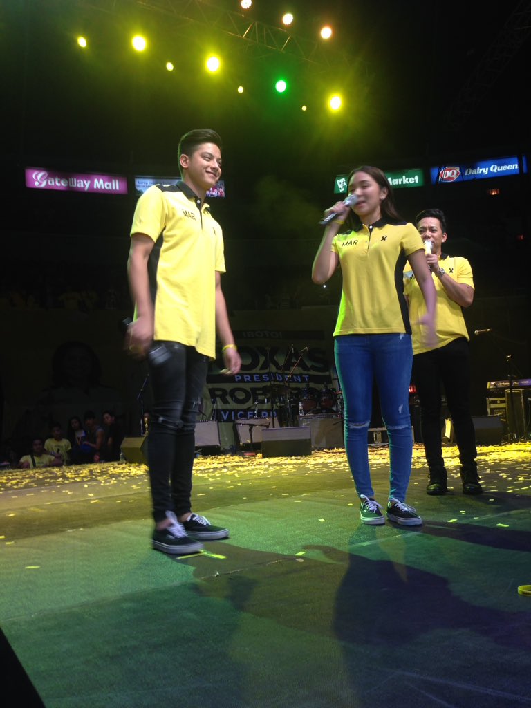 KaDsIloilo's tweet photo. RT @iamdarwincg: #KathNielForMarLeni Youth Grand Rally for Mar and Leni #MarLeniWins #RoxasRobredo #LetsVote5 https://t.co/wF13CBecLj