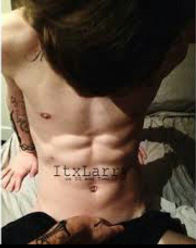 New account, not new to FL. 
Read bio for more information. 
Descriptive and bisexual. 
RT, please? 
-Submissive.-