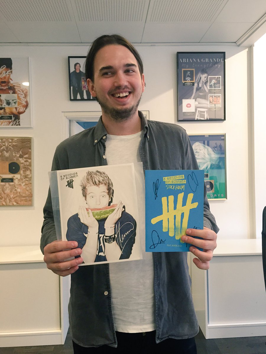 UniversalSE's tweet photo. Seeen har vi coolingen Sebbe med lite signerade @5sos grejer 😍 RT och följ för att vinna! #UMusicGiveaway https://t.co/P7dJXIPLyW