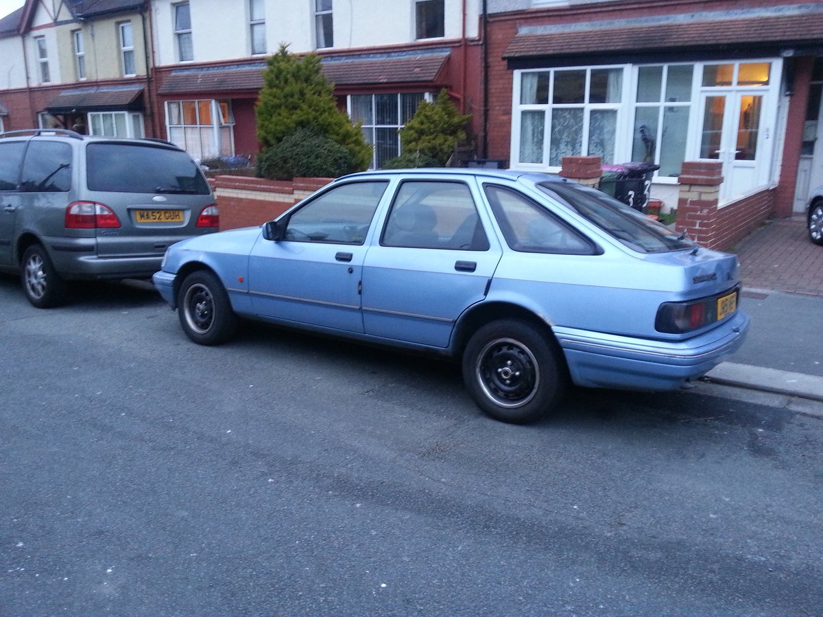 alexthemech's tweet photo. My 2 daily drivers 1.8 cvh and 1.8td love them both #practicalclassic @ClassicCarWkly @classicfordmag https://t.co/a5kQx0yURp