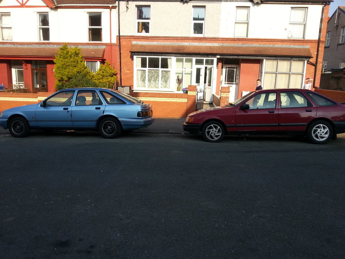 alexthemech's tweet photo. My 2 daily drivers 1.8 cvh and 1.8td love them both #practicalclassic @ClassicCarWkly @classicfordmag https://t.co/a5kQx0yURp