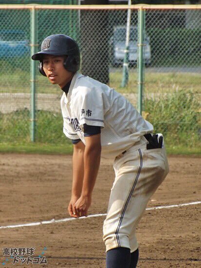 紙敷ドッカン 草野球 安曇 寛起 外野手 18 彼は夜になるとmacの戦士となり街を守り 戦いのすえ もみあげも失い それでもファッションだけは気を使う毛が厚い男 この代の1号ホームランを残した彼のバッティングに期待