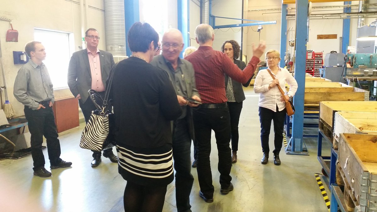 HansIngeSmetana's tweet photo. @RegionVbtn arbetsutskott besöker #Indexator i #Vindeln. Mkt Intressant!! #västerbotten #skogskluster #rotator https://t.co/GnNrrlBrq6