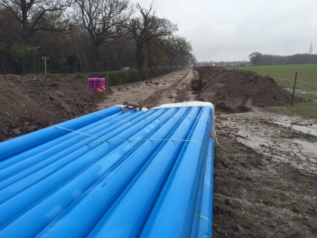 AnglianWater's tweet image. Just arrived! This pipeline from @R2MLTD2003 for a new water main at Poringland in Norfolk #muddywork #welovepipes