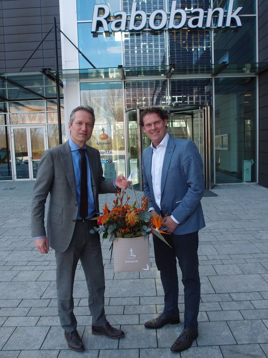 RuudFloraNL's tweet photo. Vorige week de overhandiging van de op maat gemaakte duurzame BloemenboxX voor @RaboAlkmaar #zakelijk #bloemist https://t.co/jp8poAPcPZ