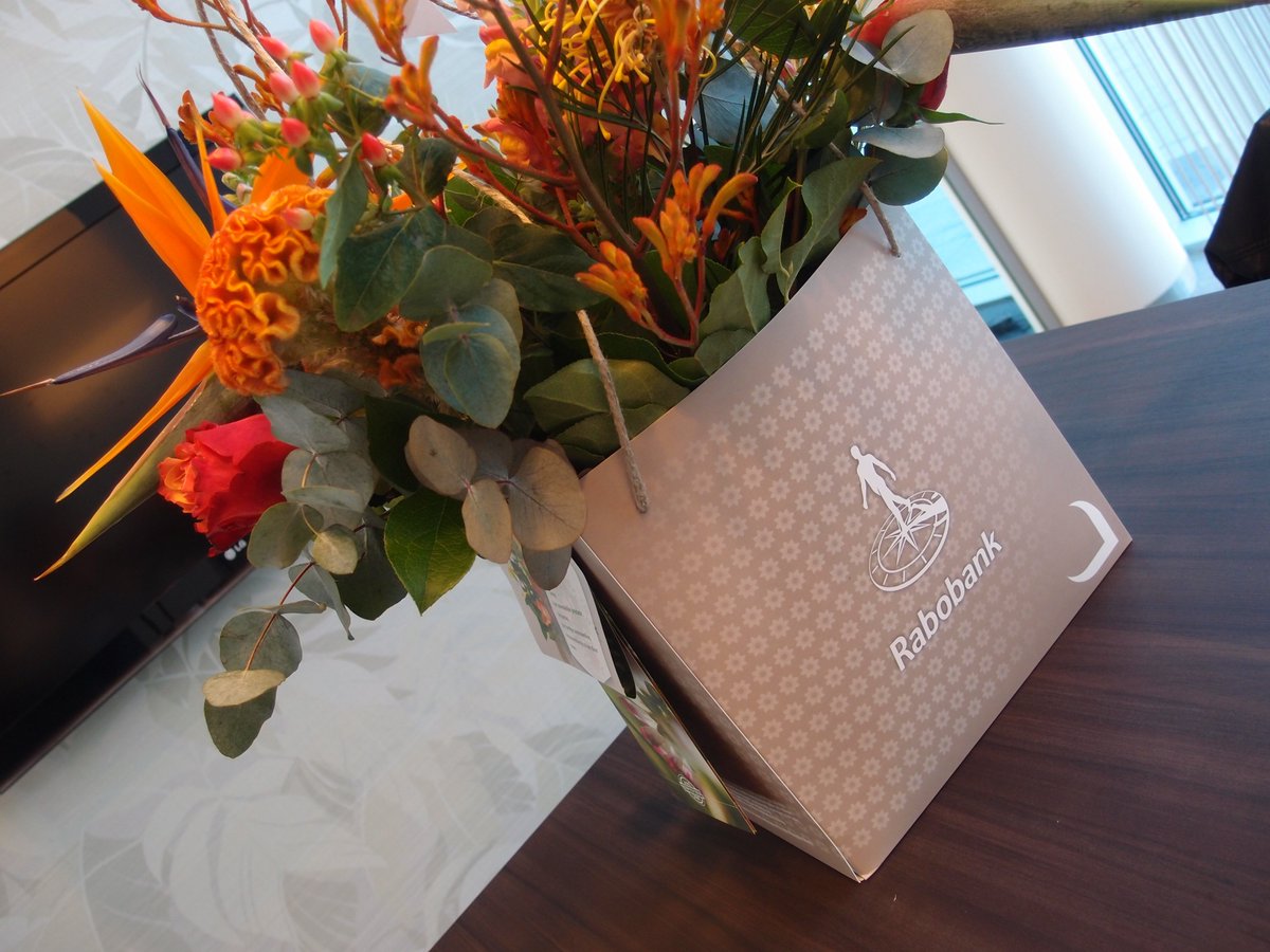 Vorige week de overhandiging van de op maat gemaakte duurzame BloemenboxX voor @RaboAlkmaar #zakelijk #bloemist
